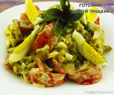 Ну, очень вкусный салат из баклажанов с помидорами