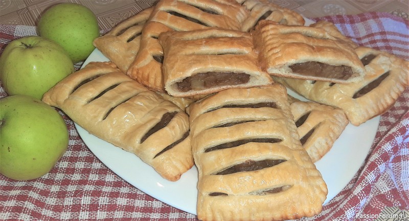 Слойки с яблоками и корицей из готового слоеного теста