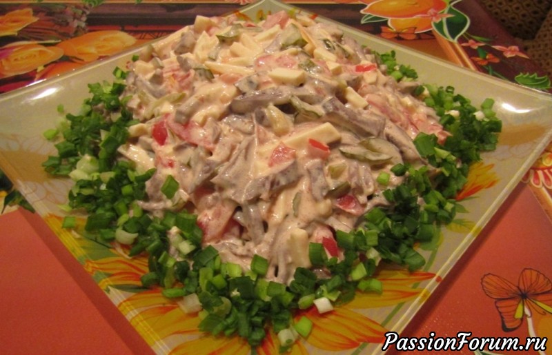 Салат с сердцем, копченым сыром и овощами
