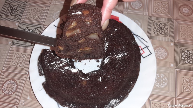 Шоколадная шарлотка с грушей