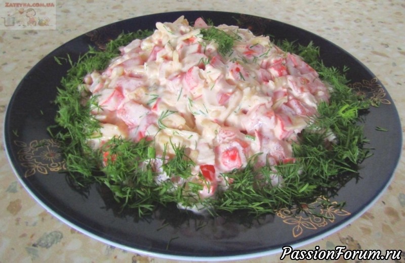 Салат с крабовыми палочками, сыром и помидорами