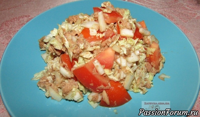 Салат с тунцом, пекинской капустой и помидорами