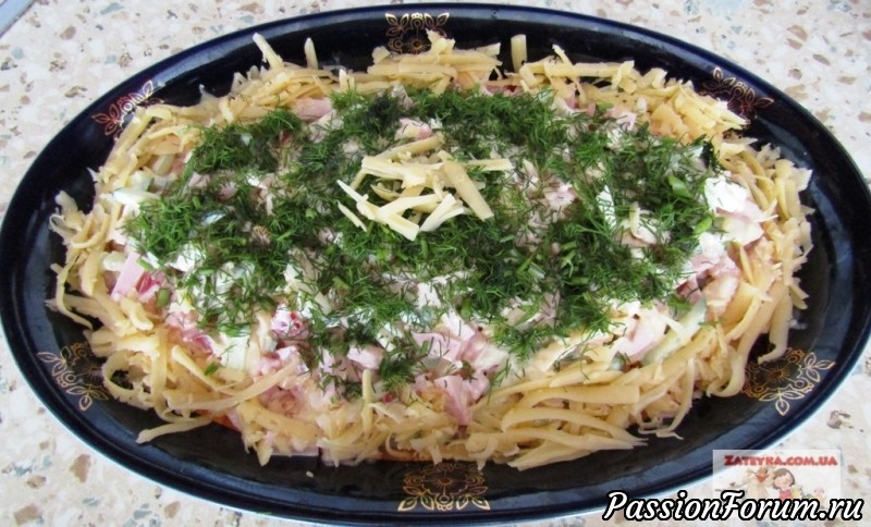 Салат с вареной колбасой, яйцами, сыром и овощами