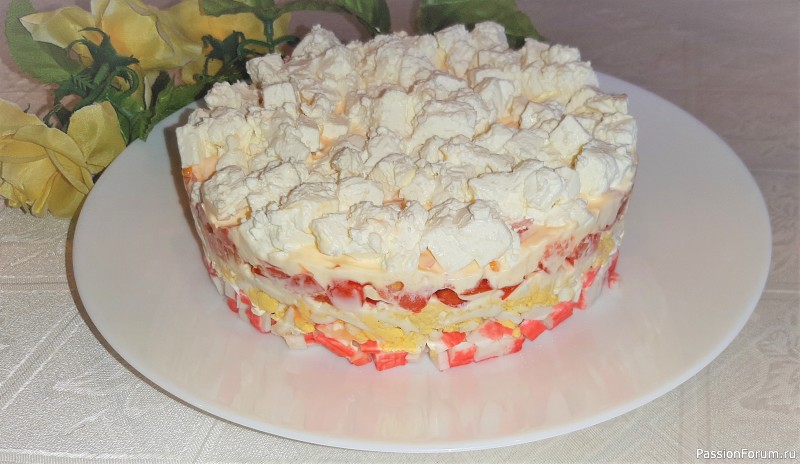 Слоеный салат с крабовыми палочками, помидорами и сыром фета