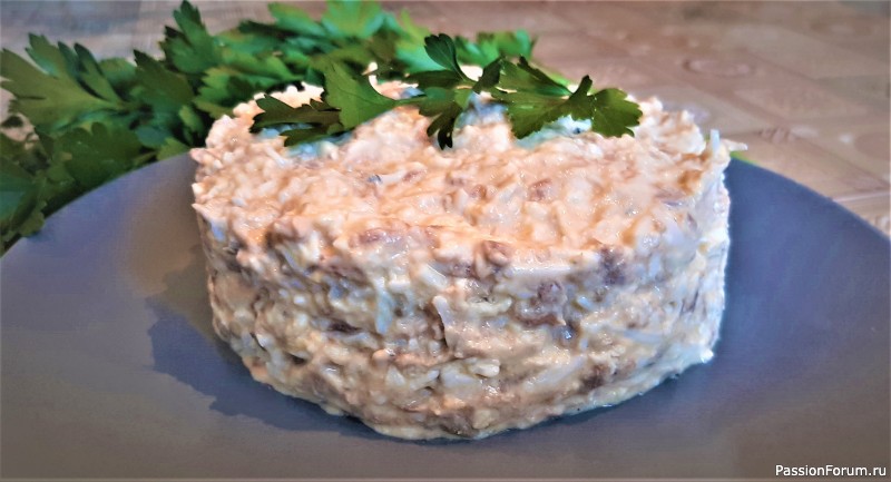 Салат из консервированного лосося, сыра и яиц