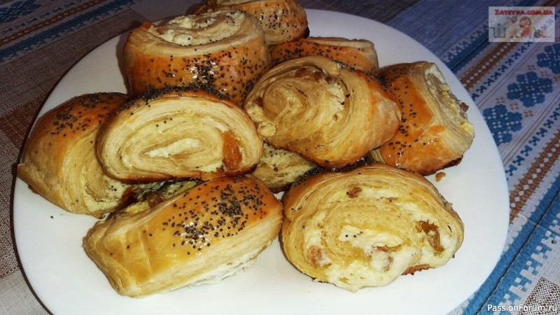 Рулетики из слоёного теста с творогом и изюмом