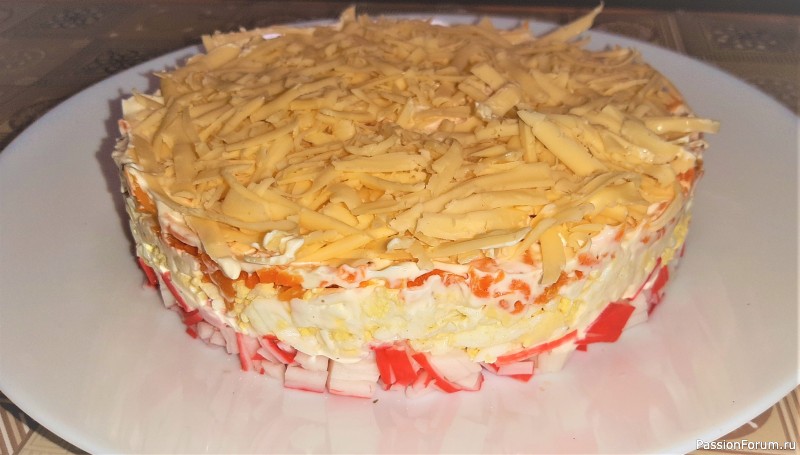 Слоеный салат с крабовыми палочками и сыром