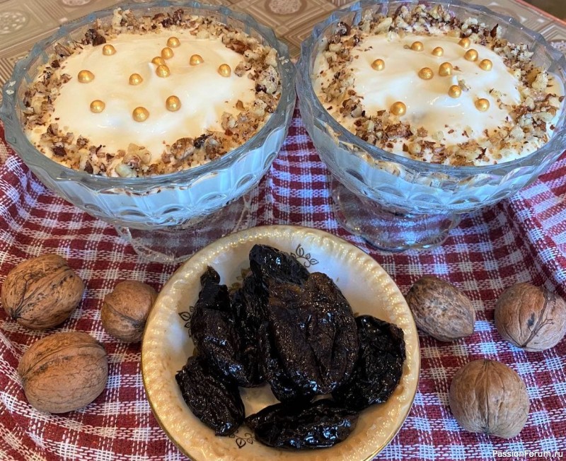 Сметанный десерт с черносливом и грецким орехом