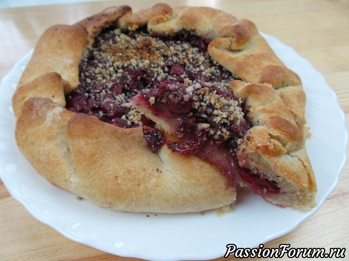 Галета с вишней и орехами