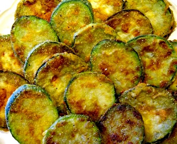 Картофель в мундире, жареный перец, и жареные кабачки с румынским соусом Муждей.