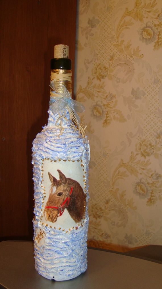 новогодняя бутылка и тарелочки
