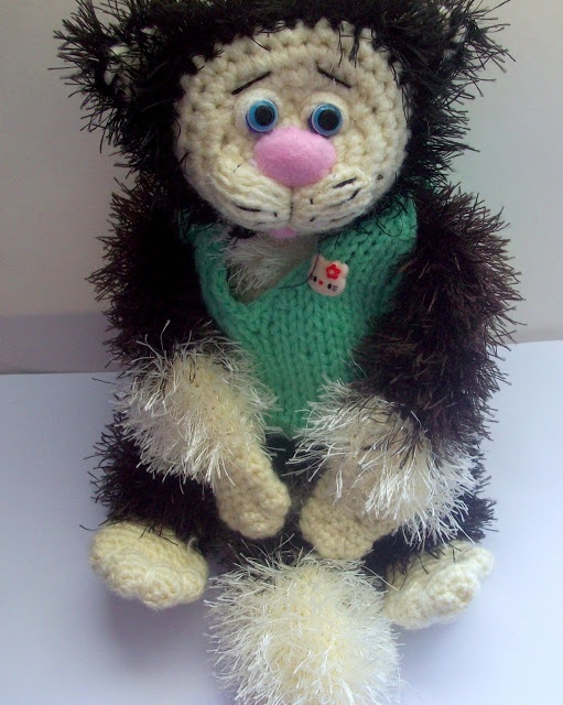 Кот ищет мамочку.